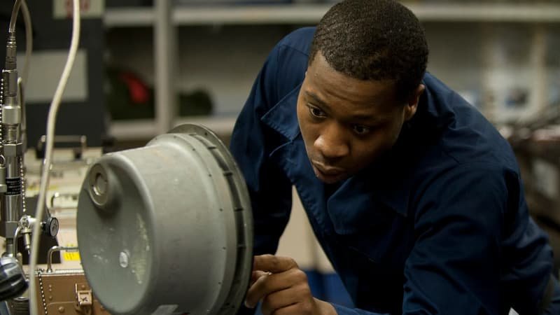 technician using vacuum pump