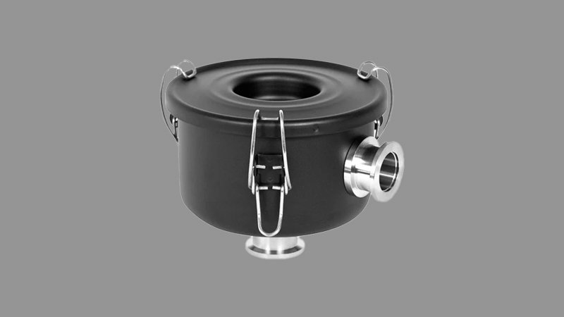 A display table showcasing different types of vacuum exhaust filters: one standard filter with only an exhaust port, and another updated version with a visible side port for oil return, each clearly labeled.
